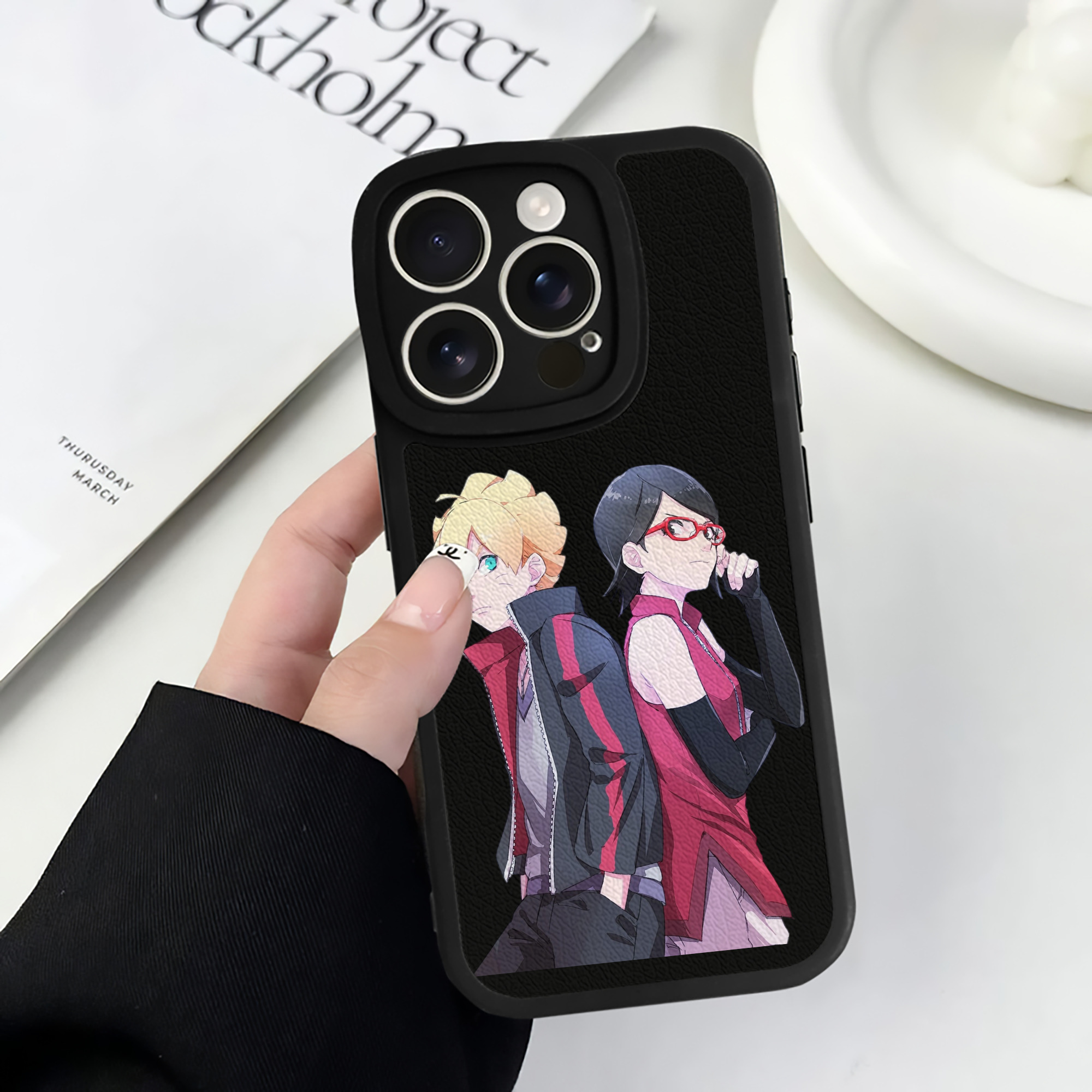 （画像用） NARUTO -ナルト- うちは サラダ Uchiha Sarada 【iPhone 16シリーズ対応】シリコンスマホケース（レザー調） 材質：シリコン